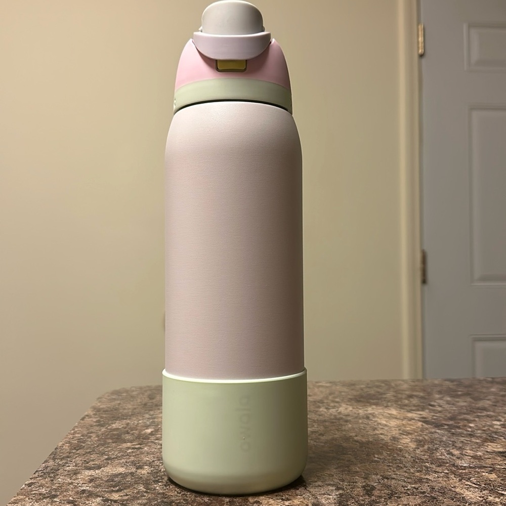 40 ounce Owala water bottle.